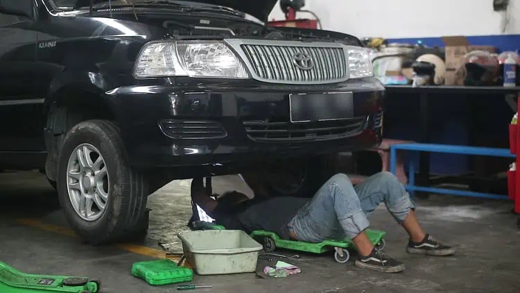 Foto Mekanik Sedang Melakukan Perbaikan Di Bengkel 10.10