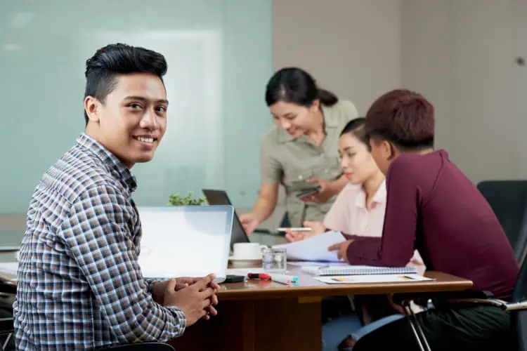 Karyawan Sedang Berkolaborasi