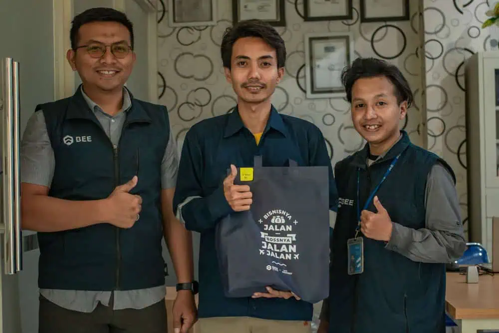 Pegawai Pabrik Produksi Mortar Cv Rohmat Artha Mandiri Bersama Tim Bee