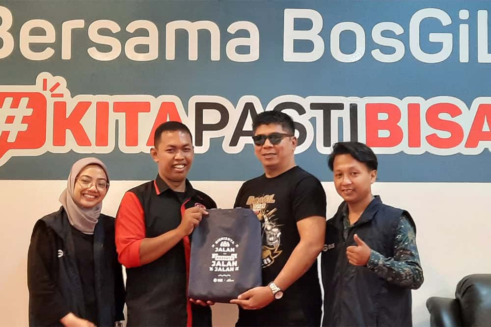 Foto Pak Riza Atau Om Iza Bersama Tim Bee