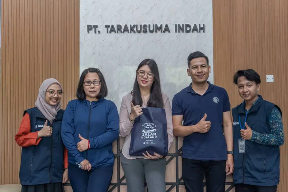 Foto Karyawan Tarakusuma Indah Bersama Tim Bee