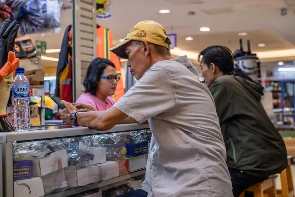 Rian Jaya Darma Sedang Melayani Customer