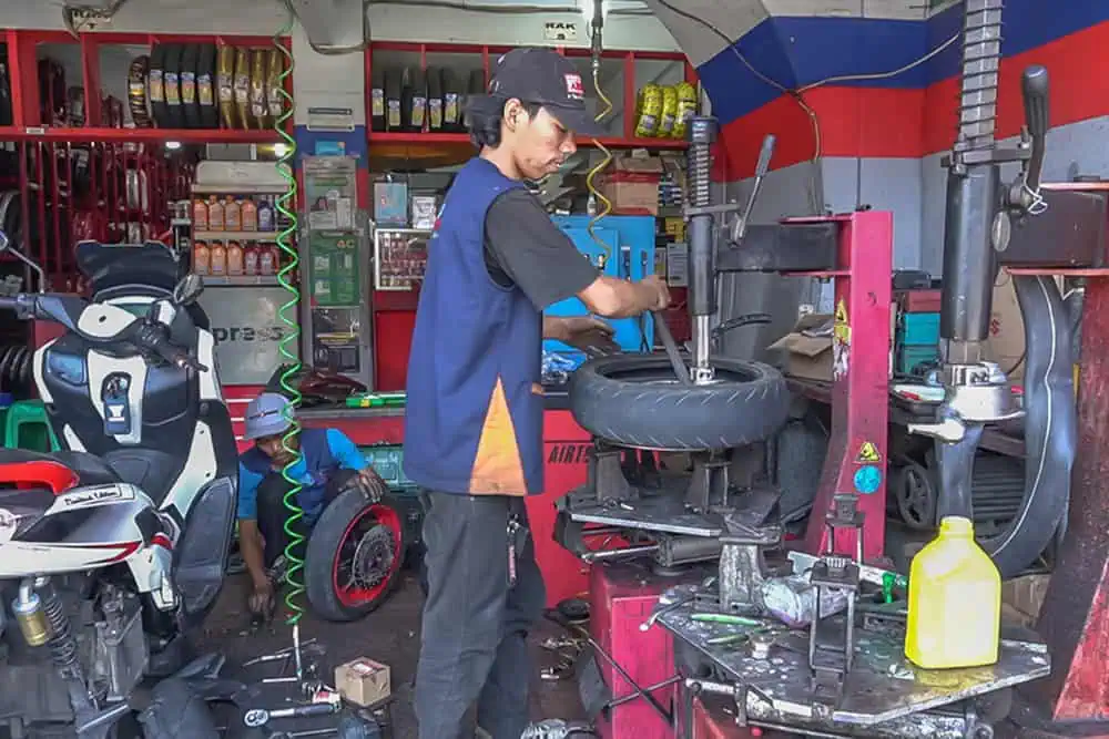 Staff Hubas Motor Lagi Bekerja